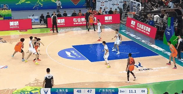 皇冠体育下载-洛夫顿过顶绕球过掉防守，再空中拉杆折叠上篮打成2+1